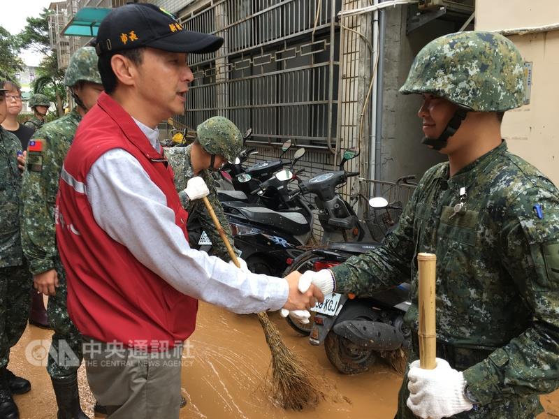 新北市長朱立倫感謝前來救災的國軍官兵。 圖 : 中央社 新北市長朱立倫感謝前來救災的國軍官兵。 圖 : 中央社