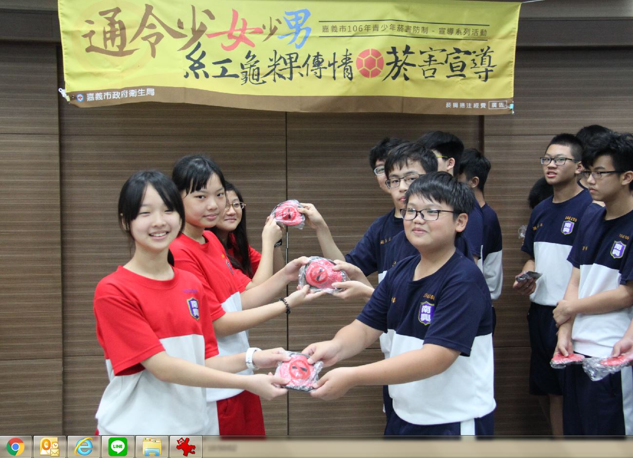 嘉義市衛生局3日舉行「紅龜粿傳情、傳健康」反菸活動,女同學將象徵健康長壽的紅龜粿送給男同學。 圖:嘉義市政府/提供 嘉義市衛生局3日舉行「紅龜粿傳情、傳健康」反菸活動,女同學將象徵健康長壽的紅龜粿送給男同學。 圖:嘉義市政府/提供