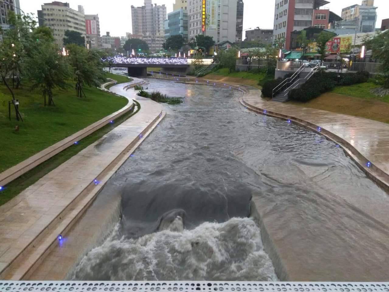 柳川親水河岸,除提供民眾優質的河岸景觀環境,也兼具市區排洪功能。河道兩側8公尺,步道下方也設有箱涵,豪雨來襲時,能提供滯洪排洪功能。 圖:台中市政府提供 柳川親水河岸,除提供民眾優質的河岸景觀環境,也兼具市區排洪功能。河道兩側8公尺,步道下方也設有箱涵,豪雨來襲時,能提供滯洪排洪功能。 圖:台中市政府提供
