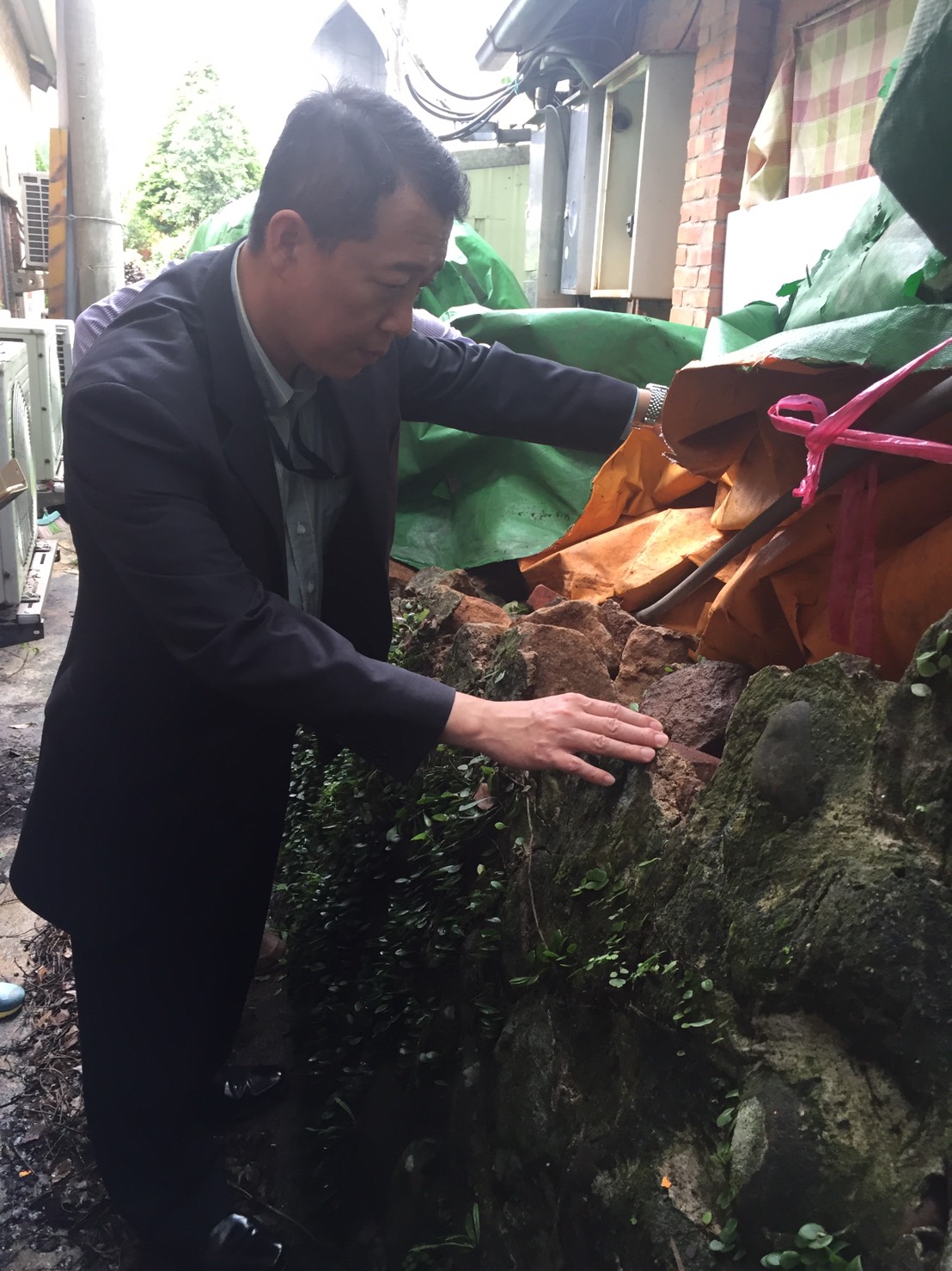 文化部次長楊子葆勘查國定古蹟紅毛城圍牆崩塌情形。 圖:文化部提供 文化部次長楊子葆勘查國定古蹟紅毛城圍牆崩塌情形。 圖:文化部提供