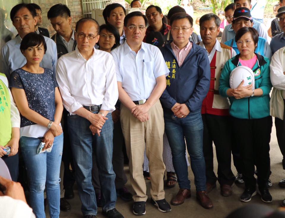 行政院長林全(5)日赴高雄勘察勤和部落災損,高雄市的立委全員到齊關切。 圖:翻攝自劉世芳臉書 行政院長林全(5)日赴高雄勘察勤和部落災損,高雄市的立委全員到齊關切。 圖:翻攝自劉世芳臉書