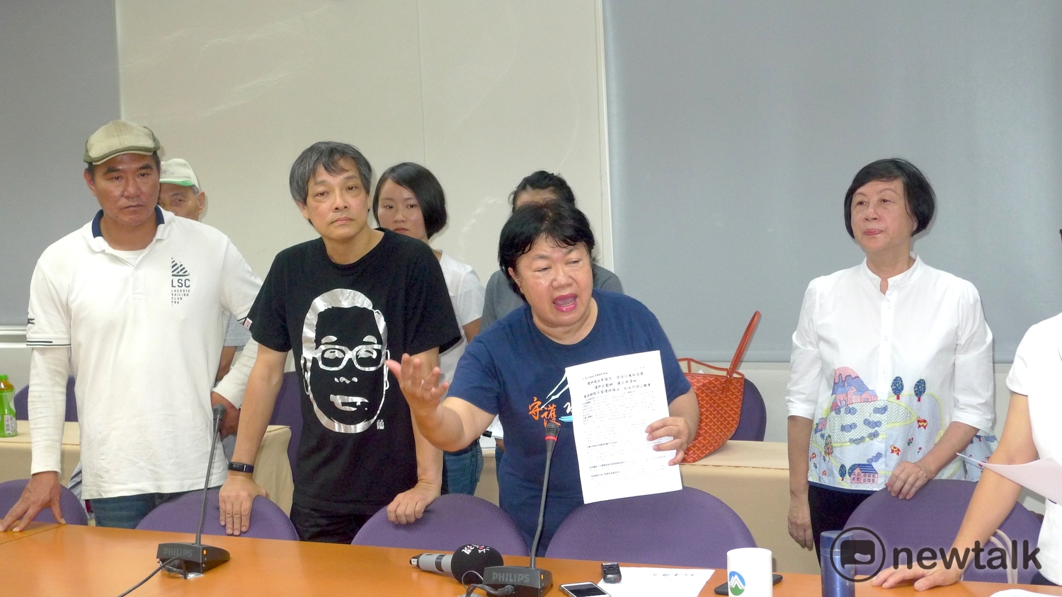 水資源保育聯盟粘麗玉主任說,她只是想說整篇新聞稿都沒有提到「圖利財團」四個字,詹順貴就發火,不知道「與街頭站在一起的律師」為什麼會變成這樣。 圖:汪少凡/攝 水資源保育聯盟粘麗玉主任說,她只是想說整篇新聞稿都沒有提到「圖利財團」四個字,詹順貴就發火,不知道「與街頭站在一起的律師」為什麼會變成這樣。 圖:汪少凡/攝