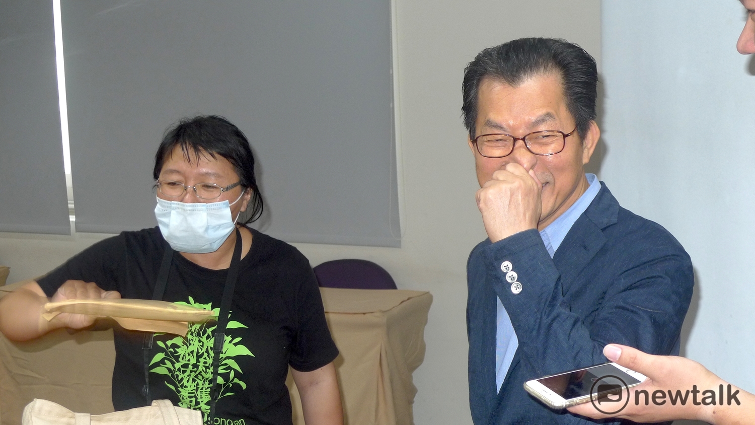 環保署長李應元散會後半小時回到公聽會現場,卻遭嗆「署長下台就好!」 圖:汪少凡/攝 環保署長李應元散會後半小時回到公聽會現場,卻遭嗆「署長下台就好!」 圖:汪少凡/攝