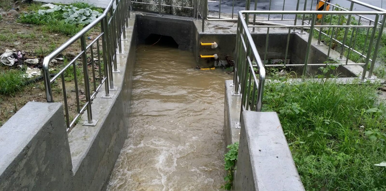 大里溪南地區包括塗城及瑞城社區存在長年淹水問題,對此,水利局決定採用高、低地分流排水方案,新闢美群路雨水下水道番仔寮排水順暢(光明路至美群橋段),其管徑達2.4M,相較原排水量增大6倍,並以彎曲推進工法施工,避免影響交通,大幅降低當地生活衝擊。 圖:台中市水利局提供 大里溪南地區包括塗城及瑞城社區存在長年淹水問題,對此,水利局決定採用高、低地分流排水方案,新闢美群路雨水下水道番仔寮排水順暢(光明路至美群橋段),其管徑達2.4M,相較原排水量增大6倍,並以彎曲推進工法施工,避免影響交通,大幅降低當地生活衝擊。 圖:台中市水利局提供