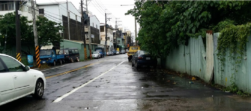 大里溪南地區包括塗城及瑞城社區存在長年淹水問題,對此,水利局決定採用高、低地分流排水方案,新闢美群路雨水下水道(光明路至美群橋段),其管徑達2.4M,相較原排水量增大6倍,並以彎曲推進工法施工,避免影響交通,大幅降低當地生活衝擊。 圖:台中市水利局提供 大里溪南地區包括塗城及瑞城社區存在長年淹水問題,對此,水利局決定採用高、低地分流排水方案,新闢美群路雨水下水道(光明路至美群橋段),其管徑達2.4M,相較原排水量增大6倍,並以彎曲推進工法施工,避免影響交通,大幅降低當地生活衝擊。 圖:台中市水利局提供