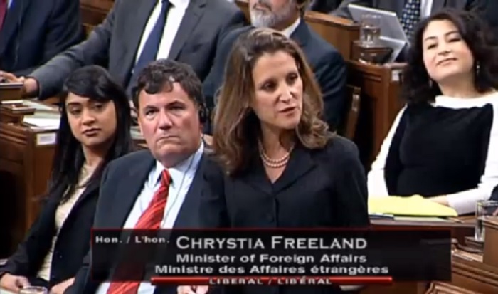 加拿大外交部長方慧蘭(Chrystia Freeland)在國會發表重大政策,宣稱加拿大無法再仰賴華府領導全世界。這是加拿大外交政策有史以來第一次「背美而行」。 加拿大外交部長方慧蘭(Chrystia Freeland)在國會發表重大政策,宣稱加拿大無法再仰賴華府領導全世界。這是加拿大外交政策有史以來第一次「背美而行」。
