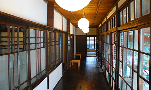 青田七六裡的廣緣(傳統日式建築面對庭院一側的架高走廊),讓人以為置身於京都老宅中 圖:青田七六提供 青田七六裡的廣緣(傳統日式建築面對庭院一側的架高走廊),讓人以為置身於京都老宅中 圖:青田七六提供