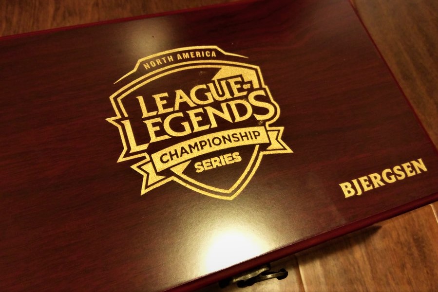 近日Riot Games設計了全新的金屬徽章致贈給北美的職業選手,漂亮的木質箱盒上鐫有選手揚名國際的名號。 圖:翻攝自Bjergsen個人推特 近日Riot Games設計了全新的金屬徽章致贈給北美的職業選手,漂亮的木質箱盒上鐫有選手揚名國際的名號。 圖:翻攝自Bjergsen個人推特