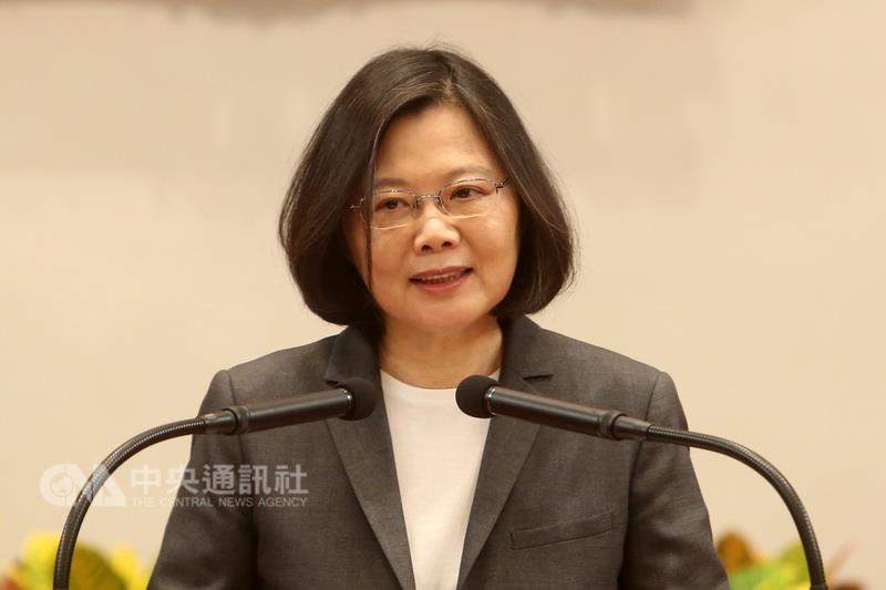 總統蔡英文下午3時在總統府與立法院經濟、財政兩個委員會立委茶敘,蔡英文總統建議行政團隊要加強溝通,總統也要求行政首長在立院臨時會期間,除國際會議非去不可,一般性的考察盡量減少、不要出國。
圖:中央社 總統蔡英文下午3時在總統府與立法院經濟、財政兩個委員會立委茶敘,蔡英文總統建議行政團隊要加強溝通,總統也要求行政首長在立院臨時會期間,除國際會議非去不可,一般性的考察盡量減少、不要出國。
圖:中央社