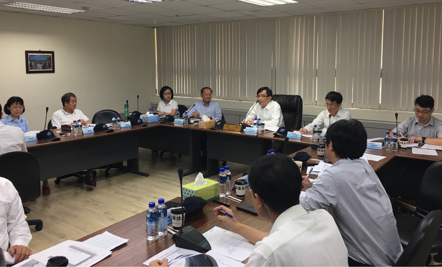 行政院公共工程委員會主委吳宏謀今(9)日在高雄市政府捷運工程局吳局長義隆等人陪同下訪視高雄環狀輕軌計畫,實地瞭解施工現況。 圖 : 工程會/提供 行政院公共工程委員會主委吳宏謀今(9)日在高雄市政府捷運工程局吳局長義隆等人陪同下訪視高雄環狀輕軌計畫,實地瞭解施工現況。 圖 : 工程會/提供
