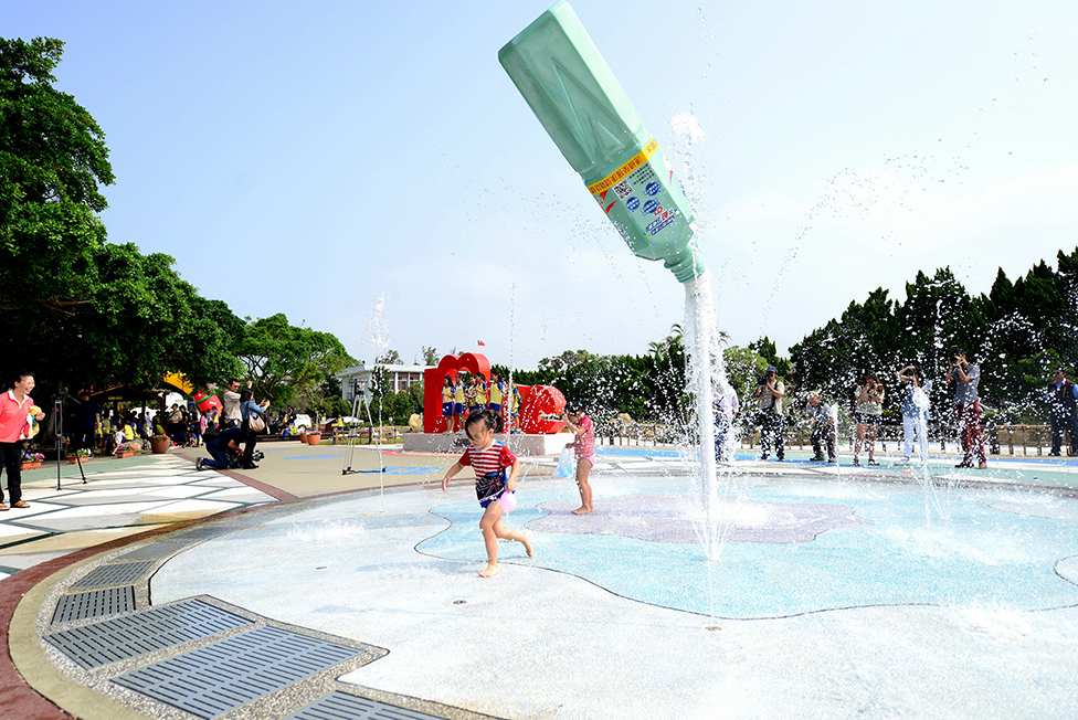 苗栗台鹽通霄親水公園具有冷、熱兩種戲水設施,可供民眾選擇 圖:苗栗縣政府提供 苗栗台鹽通霄親水公園具有冷、熱兩種戲水設施,可供民眾選擇 圖:苗栗縣政府提供