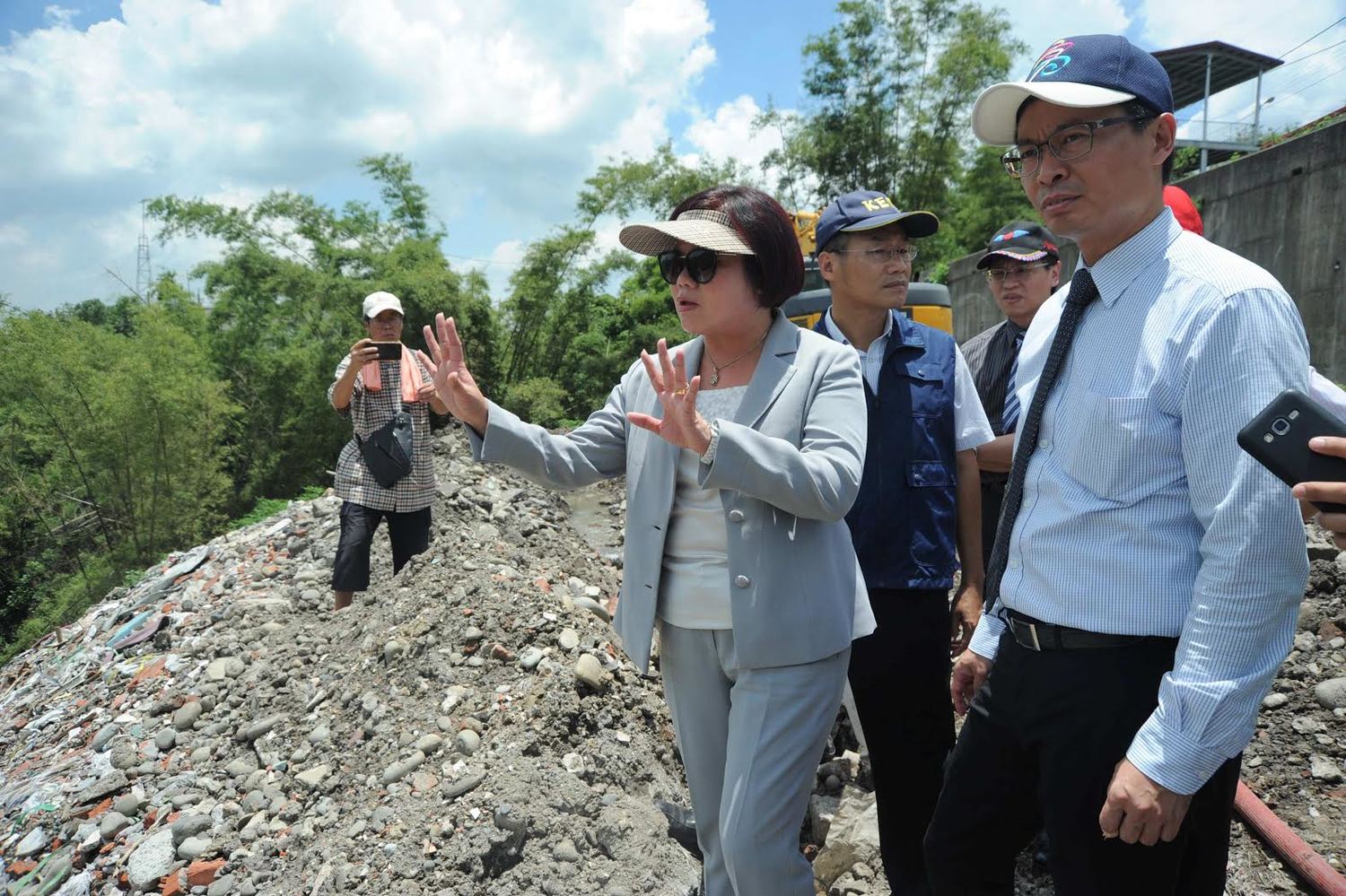 高雄市政府今(9)日表示,有關旗山區的「營建混合廢棄物案」,環保局已積極介入後續清除工作。 圖: 高雄市政府/提供 高雄市政府今(9)日表示,有關旗山區的「營建混合廢棄物案」,環保局已積極介入後續清除工作。 圖: 高雄市政府/提供