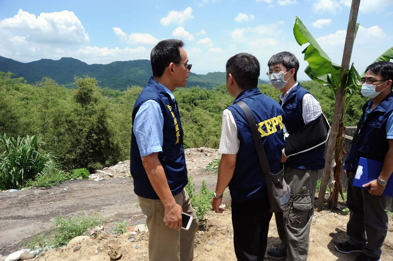 高雄市政府今(9)日表示,有關旗山區的「營建混合廢棄物案」,環保局已積極介入後續清除工作。 圖: 高雄市政府/提供 高雄市政府今(9)日表示,有關旗山區的「營建混合廢棄物案」,環保局已積極介入後續清除工作。 圖: 高雄市政府/提供
