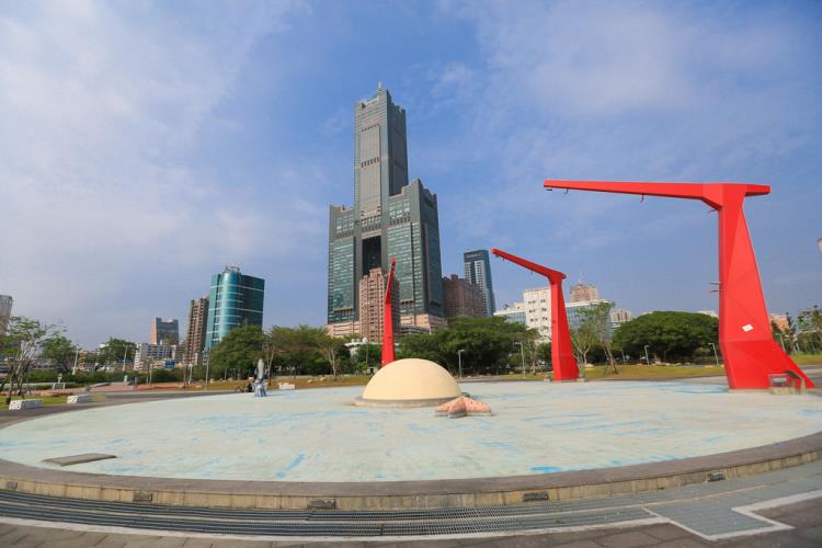 高雄星光水岸公園有35M親子戲水池,附近還有許多休閒設施 圖:高雄旅遊網提供 高雄星光水岸公園有35M親子戲水池,附近還有許多休閒設施 圖:高雄旅遊網提供
