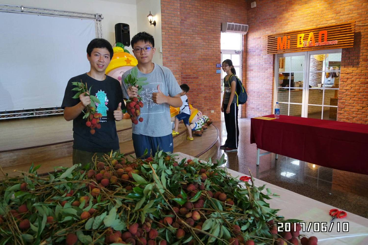 鳳中電競社長陳寬育表示,以前曾經跟著家人參加過一日農夫,體驗過農村很棒的地方,但把電競跟農業結合,不但創新,而且同學們對這幾次活動,都相當感興趣,甚至在網路媒體,引起熱烈討論。 圖:農業局/提供 鳳中電競社長陳寬育表示,以前曾經跟著家人參加過一日農夫,體驗過農村很棒的地方,但把電競跟農業結合,不但創新,而且同學們對這幾次活動,都相當感興趣,甚至在網路媒體,引起熱烈討論。 圖:農業局/提供