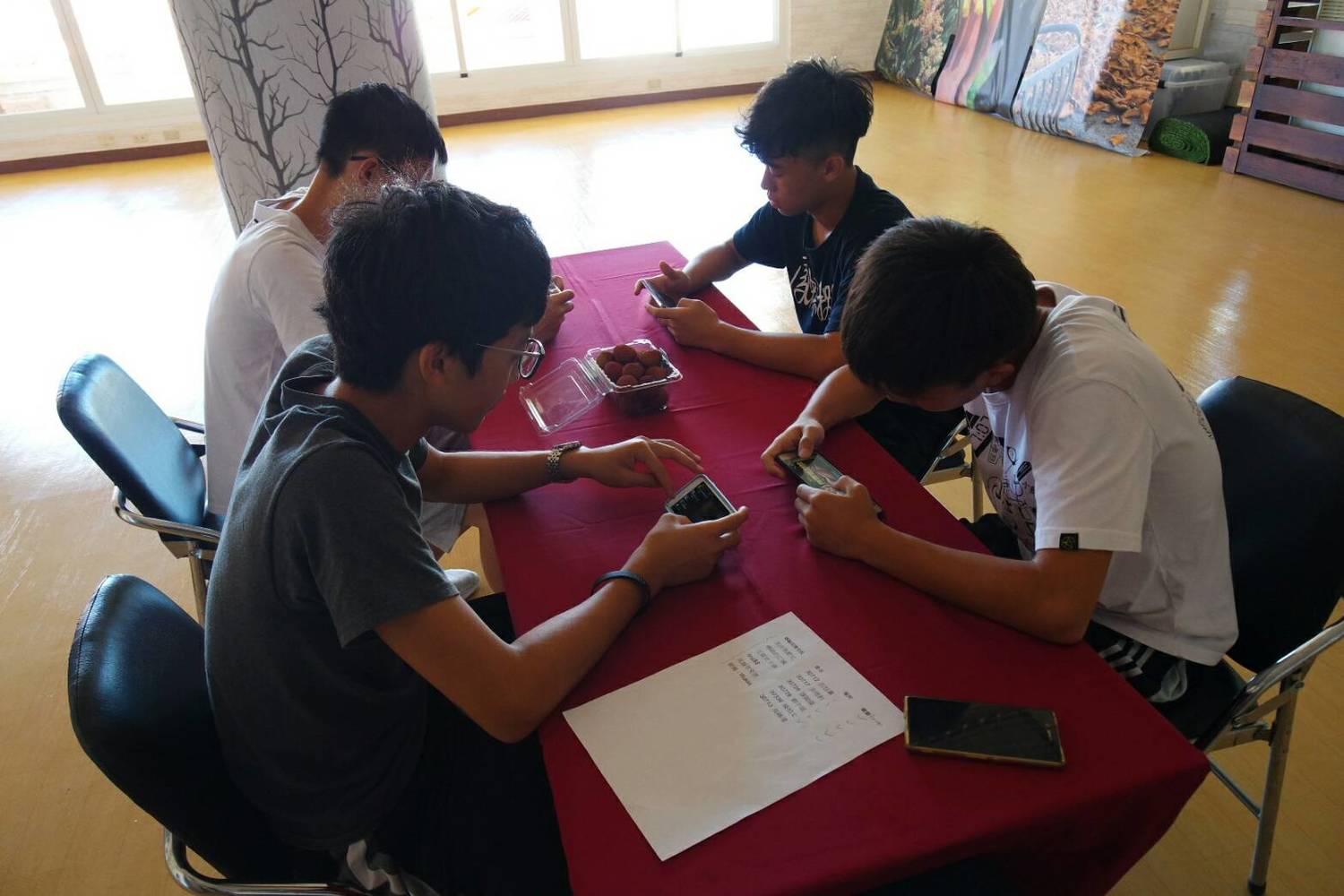 當天除了農產活動,這群小選手也必須參加當地的電競比賽。 圖:農業局/提供 當天除了農產活動,這群小選手也必須參加當地的電競比賽。 圖:農業局/提供