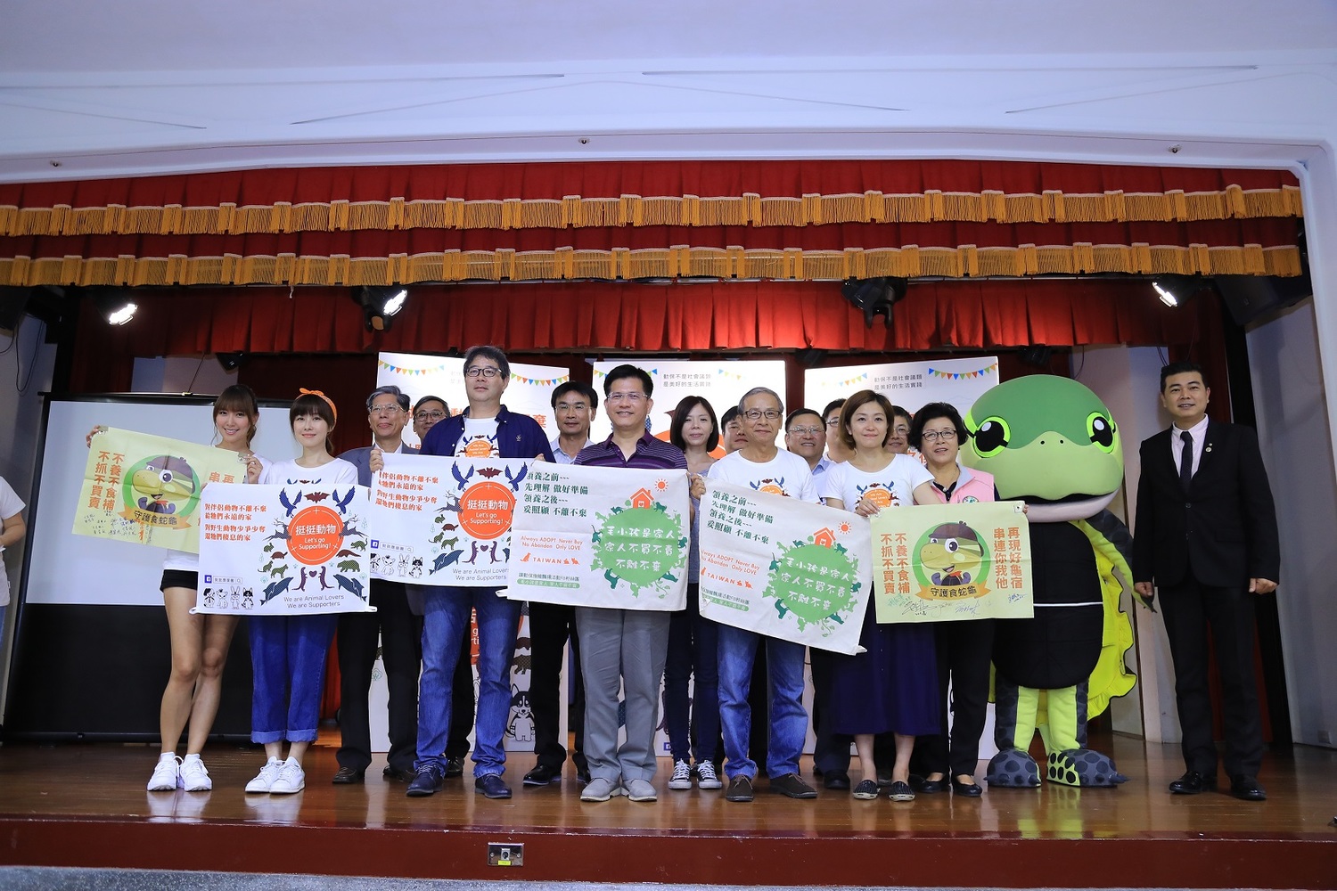 去年齊柏林曾至台中,與台中市長林佳龍共同出席挺挺動物生活節記者會,呼籲透過生活實踐保育動物。 圖 : 台中市政府/提供 去年齊柏林曾至台中,與台中市長林佳龍共同出席挺挺動物生活節記者會,呼籲透過生活實踐保育動物。 圖 : 台中市政府/提供