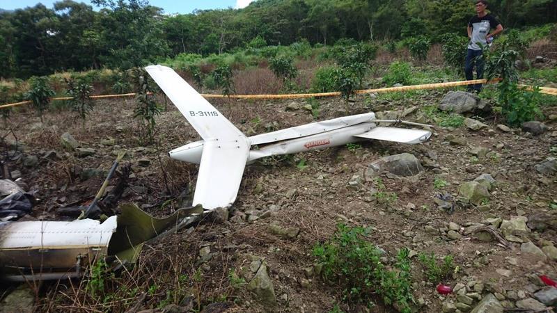凌天航空直升機一架載送「看見台灣」導演齊柏林10日在花蓮執行空拍任務時墜毀,齊柏林及其助集理陳冠齊,張姓駕駛,不幸罹難。 圖:花蓮縣消防局提供 凌天航空直升機一架載送「看見台灣」導演齊柏林10日在花蓮執行空拍任務時墜毀,齊柏林及其助集理陳冠齊,張姓駕駛,不幸罹難。 圖:花蓮縣消防局提供
