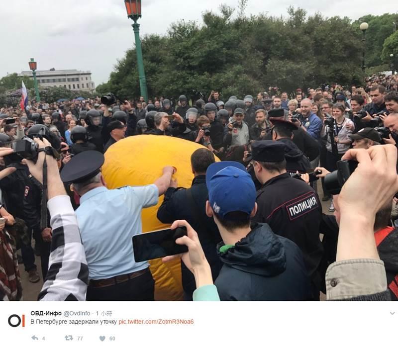俄羅斯反對派領袖亞歷塞依.納瓦尼(Alexei Navalny)12日在前往莫斯科反貪腐抗議活動途中被捕。 圖:翻攝俄國非政府組織OVD-Info推特 俄羅斯反對派領袖亞歷塞依.納瓦尼(Alexei Navalny)12日在前往莫斯科反貪腐抗議活動途中被捕。 圖:翻攝俄國非政府組織OVD-Info推特