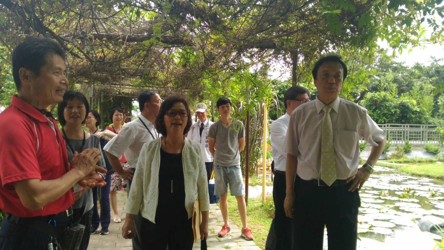 監察委員楊美鈴、蔡培村今(12)日赴桃園市巡察,實地瞭解桃園市觀音區蓮花園休閒農業區規劃與願景,並關注垃圾底渣處理及再利用議題。 圖: 監察院提供 監察委員楊美鈴、蔡培村今(12)日赴桃園市巡察,實地瞭解桃園市觀音區蓮花園休閒農業區規劃與願景,並關注垃圾底渣處理及再利用議題。 圖: 監察院提供