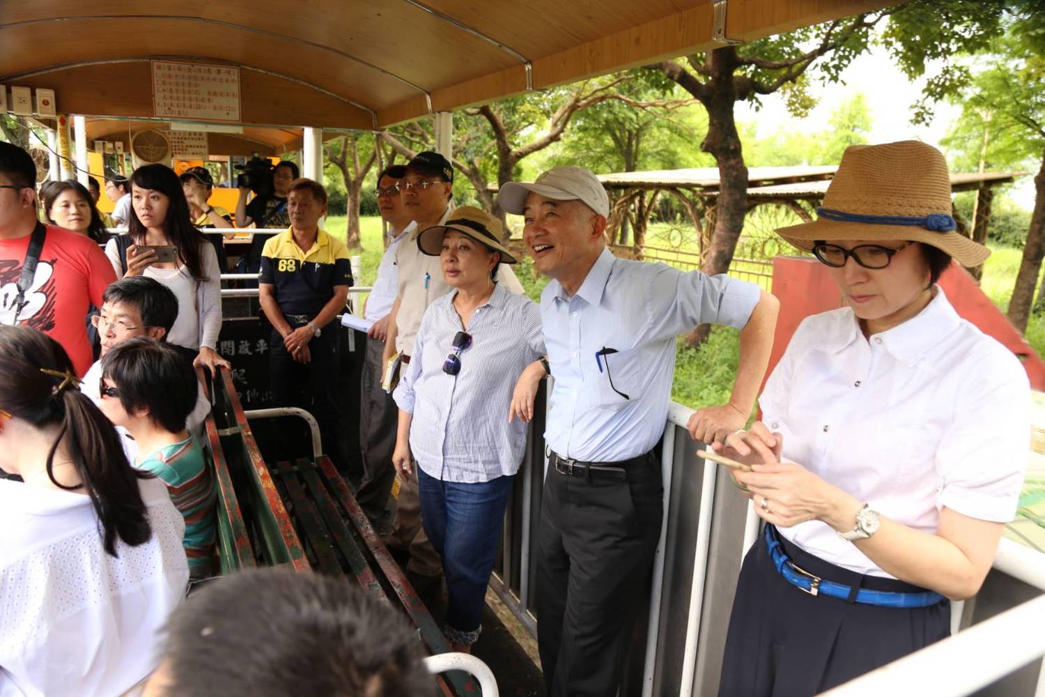 賀陳旦今 (13) 日下午到嘉義縣蒜頭糖廠訪視,縣長張花冠向賀陳旦介紹糖廠環境,並邀請賀陳旦搭乘糖廠小火車,體驗糖廠觀光風情。 圖 : 嘉義縣政府/提供 賀陳旦今 (13) 日下午到嘉義縣蒜頭糖廠訪視,縣長張花冠向賀陳旦介紹糖廠環境,並邀請賀陳旦搭乘糖廠小火車,體驗糖廠觀光風情。 圖 : 嘉義縣政府/提供