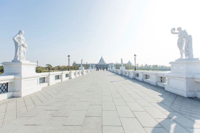 奇美博物館的白色建築、雕像與橋梁設計,讓人誤以為走進歐洲 奇美博物館的白色建築、雕像與橋梁設計,讓人誤以為走進歐洲