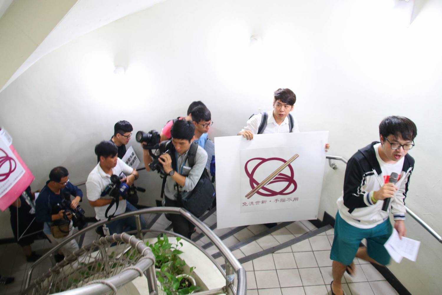 世新大學學生前往教務處與教務長理論。 圖:世新大學學生提供 世新大學學生前往教務處與教務長理論。 圖:世新大學學生提供