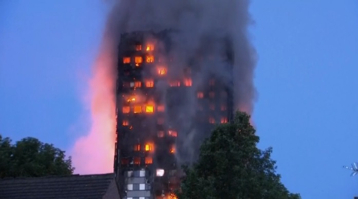 英國倫敦西區一棟24層公寓大樓「格蘭菲塔」(Grenfell Tower)14日凌晨發生火災。 圖:翻攝BBC 英國倫敦西區一棟24層公寓大樓「格蘭菲塔」(Grenfell Tower)14日凌晨發生火災。 圖:翻攝BBC