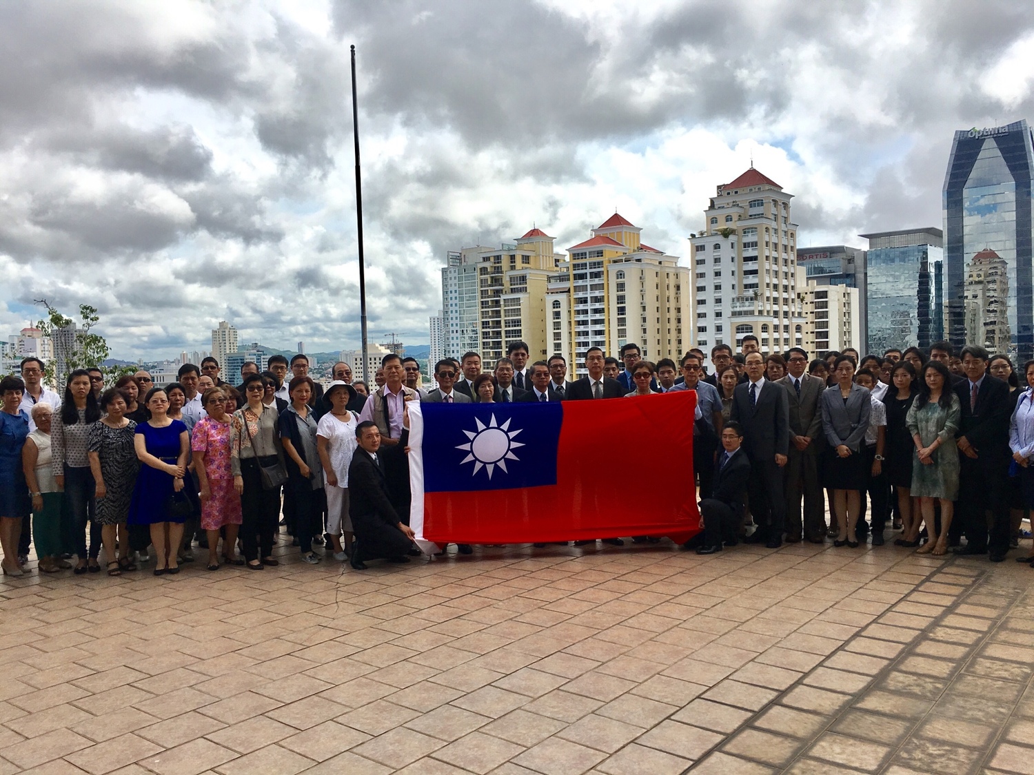 我駐巴拿馬大使館於台北時間15日早上舉行降旗典禮,大使曹立傑及夫人與多位台商紅著眼眶見證歷史時刻。 圖:台灣駐巴拿馬大使舘提供 我駐巴拿馬大使館於台北時間15日早上舉行降旗典禮,大使曹立傑及夫人與多位台商紅著眼眶見證歷史時刻。 圖:台灣駐巴拿馬大使舘提供