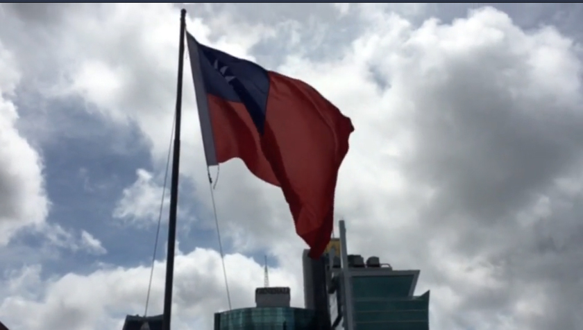我駐巴拿馬大使館於台北時間15日早上舉行降旗典禮,正式結束台灣與巴拿馬的外交關係。 圖:台灣駐巴拿馬大使舘提供 我駐巴拿馬大使館於台北時間15日早上舉行降旗典禮,正式結束台灣與巴拿馬的外交關係。 圖:台灣駐巴拿馬大使舘提供