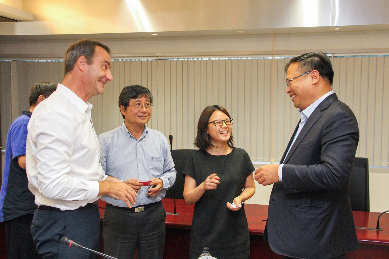 台中市政府以「智慧、低碳、創新」三大目標為主軸,在水湳經貿園區規劃前瞻未來與創意設計的智慧城市示範區。市府交通局長王義川表示,自動駕駛電動車是未來運輸系統趨勢,台中市樂於採用。初步規劃引進水湳經貿園區運行,民眾可將車停在園區停車場,再搭自動駕駛電動車到逢甲夜市逛街,不但節省徒步距離,也可大幅改善逢甲一帶停車不易的問題。 台中市政府以「智慧、低碳、創新」三大目標為主軸,在水湳經貿園區規劃前瞻未來與創意設計的智慧城市示範區。市府交通局長王義川表示,自動駕駛電動車是未來運輸系統趨勢,台中市樂於採用。初步規劃引進水湳經貿園區運行,民眾可將車停在園區停車場,再搭自動駕駛電動車到逢甲夜市逛街,不但節省徒步距離,也可大幅改善逢甲一帶停車不易的問題。