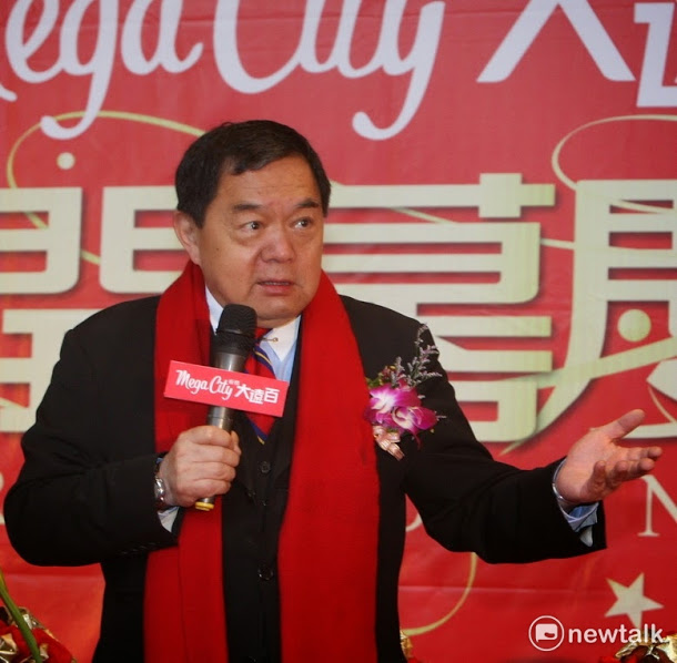 今(15)日遠東銀行召開股東常會,徐旭東被追問亞泥相關事宜,他說,「Come On!我愛台灣勝過每個人,對於亞泥問題,遠東已經很讓步了。 今(15)日遠東銀行召開股東常會,徐旭東被追問亞泥相關事宜,他說,「Come On!我愛台灣勝過每個人,對於亞泥問題,遠東已經很讓步了。