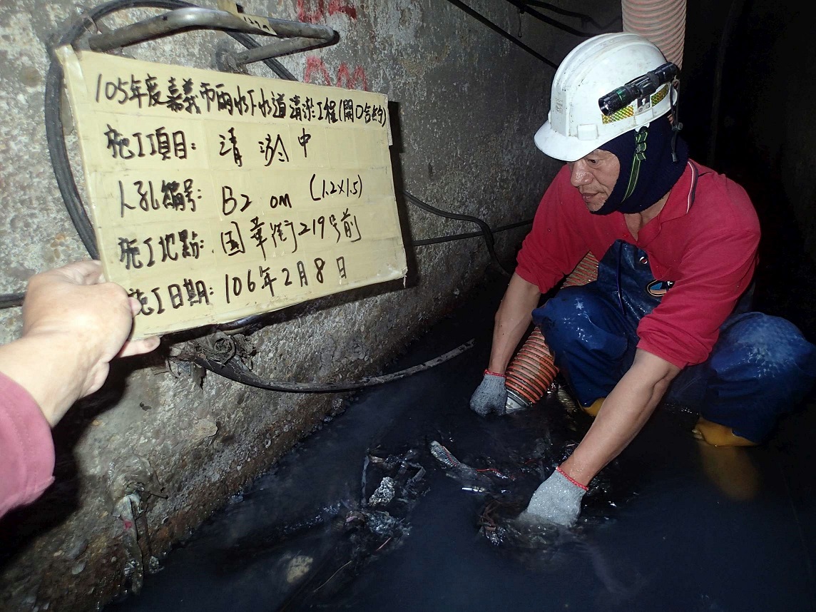 嘉義市政府表示,2016年總共清淤16條箱涵,清淤長度7646公尺,總共清出近9000公噸的淤泥與垃圾。 圖 : 嘉義市政府/提供 嘉義市政府表示,2016年總共清淤16條箱涵,清淤長度7646公尺,總共清出近9000公噸的淤泥與垃圾。 圖 : 嘉義市政府/提供