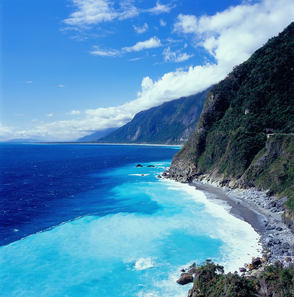 清水斷崖以接近垂直的姿態臨海,景色壯麗 圖:交通部觀光局提供 清水斷崖以接近垂直的姿態臨海,景色壯麗 圖:交通部觀光局提供