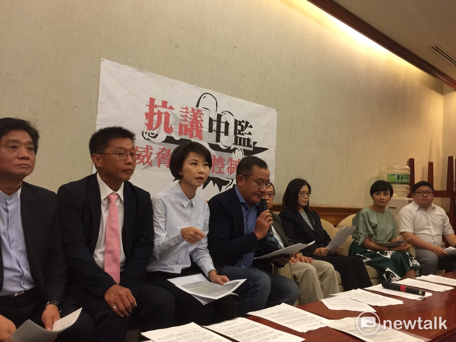 針對台中監獄發文要求前總統陳水扁離開「處所」時,均應事前申請,並要求6月底前另增醫學中心就診證明。對於10多位綠委16日痛批中監越權。 針對台中監獄發文要求前總統陳水扁離開「處所」時,均應事前申請,並要求6月底前另增醫學中心就診證明。對於10多位綠委16日痛批中監越權。