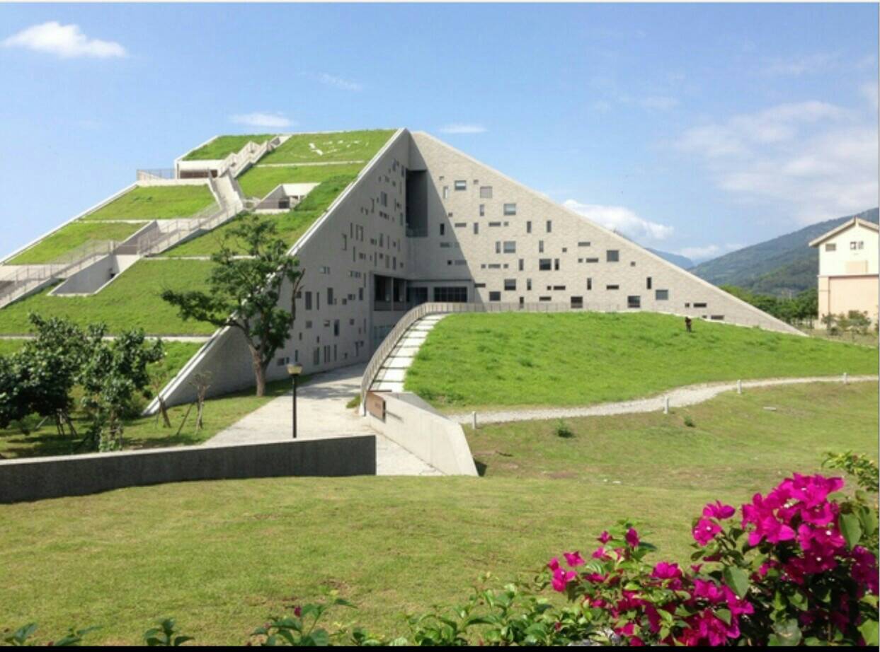 臺東大學圖書館金字塔外型上鋪有草皮,是棟地景式建築 圖:國立臺東大學圖書資訊館提供 臺東大學圖書館金字塔外型上鋪有草皮,是棟地景式建築 圖:國立臺東大學圖書資訊館提供