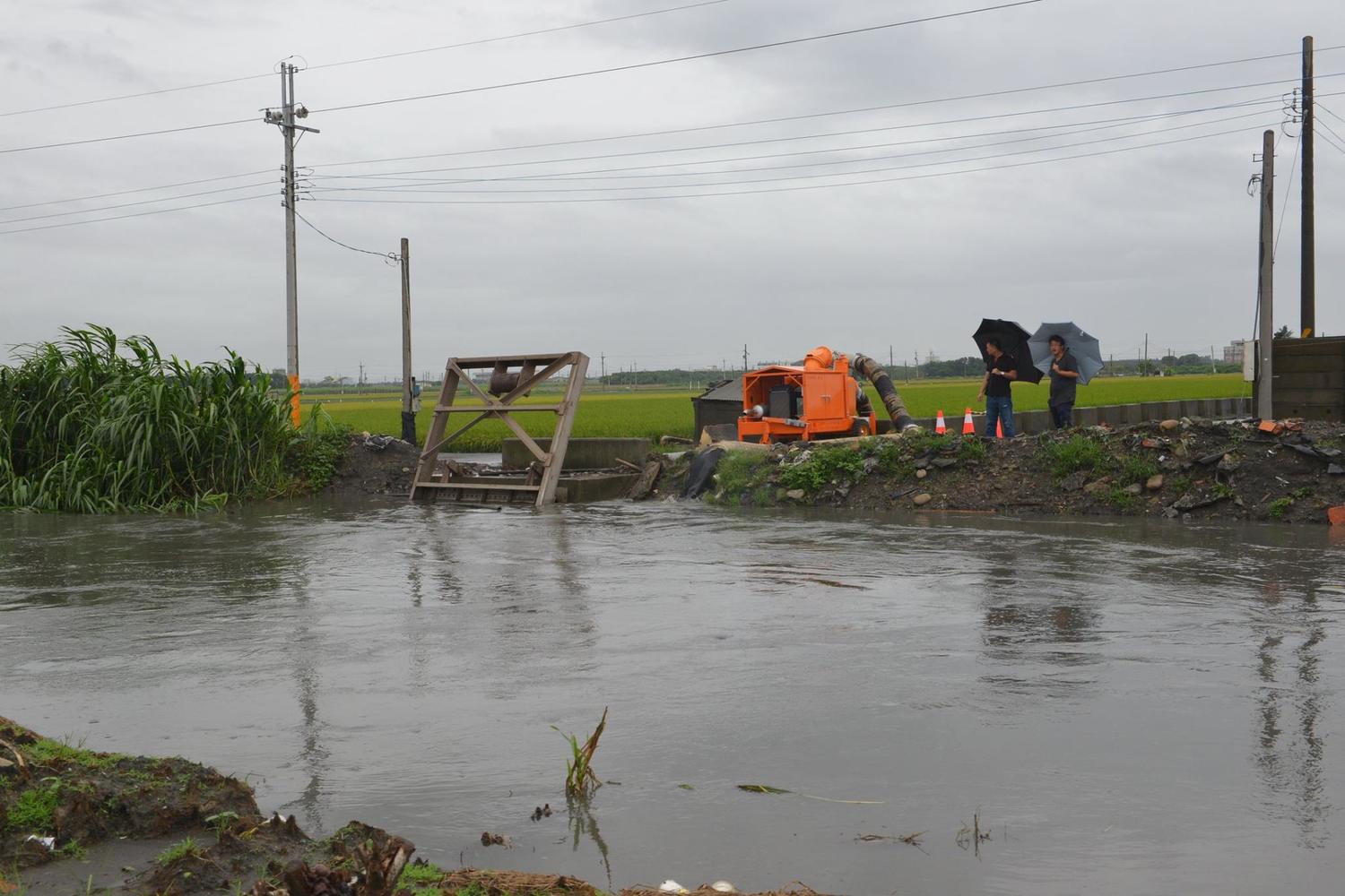 雲林縣褒忠鄉6月15日瞬間大雨在短短一小時內降下約80毫米的雨量,褒忠國小則水淹約20公分,緊急停課。雲馬光大排泥沙淤積嚴重,瞬間大雨導致溢堤 圖:翻攝自李進勇臉書 雲林縣褒忠鄉6月15日瞬間大雨在短短一小時內降下約80毫米的雨量,褒忠國小則水淹約20公分,緊急停課。雲馬光大排泥沙淤積嚴重,瞬間大雨導致溢堤 圖:翻攝自李進勇臉書