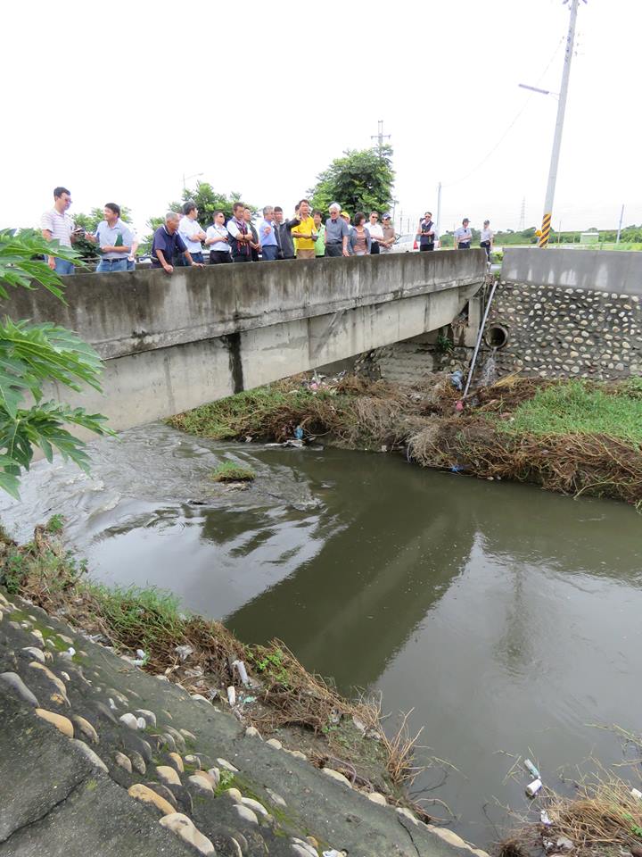 雲林縣埤鄉延潭大排土堤脆弱,岌岌可危,集水區內西鎮、北鎮、興安、聯美村等地勢低漥排水不良. 雲林縣埤鄉延潭大排土堤脆弱,岌岌可危,集水區內西鎮、北鎮、興安、聯美村等地勢低漥排水不良.