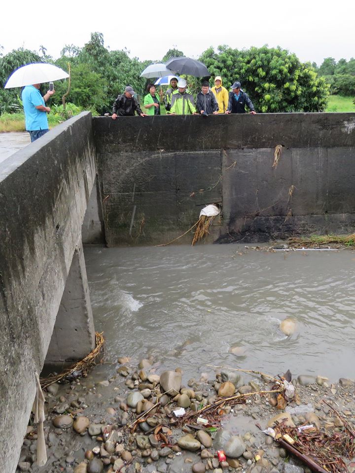 雲林縣埤鄉延潭大排土堤脆弱,岌岌可危,集水區內西鎮、北鎮、興安、聯美村等地勢低漥排水不良. 雲林縣埤鄉延潭大排土堤脆弱,岌岌可危,集水區內西鎮、北鎮、興安、聯美村等地勢低漥排水不良.