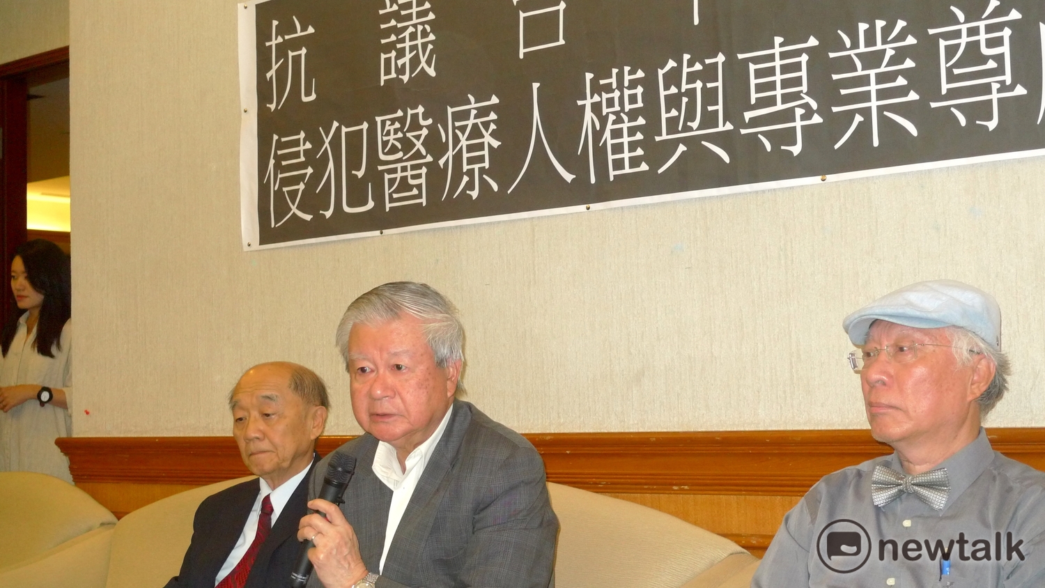 陳水扁民間醫療小組17日指出,醫療專業不容中監「說三道四」,要求典獄長下台、邱太三道歉;並呼籲蔡英文特赦陳水扁。 陳水扁民間醫療小組17日指出,醫療專業不容中監「說三道四」,要求典獄長下台、邱太三道歉;並呼籲蔡英文特赦陳水扁。