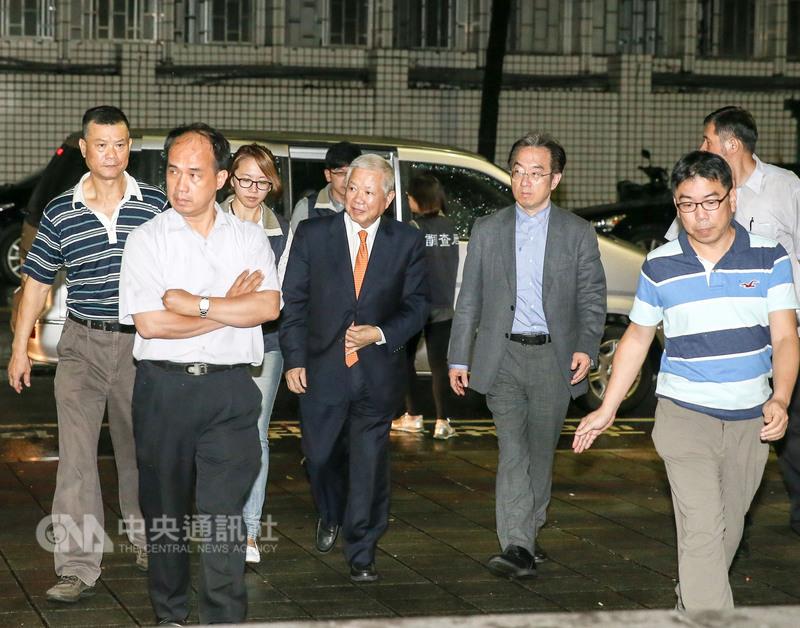 台北地檢署偵辦永豐金控境外孫公司,涉嫌違法放貸給 某紙上公司新台幣50億元案件,16日兵分13路進行搜索 ;永豐金負責人何壽川(中)17日凌晨3時6分左右抵達 北檢,接受檢方複訊。 台北地檢署偵辦永豐金控境外孫公司,涉嫌違法放貸給 某紙上公司新台幣50億元案件,16日兵分13路進行搜索 ;永豐金負責人何壽川(中)17日凌晨3時6分左右抵達 北檢,接受檢方複訊。
