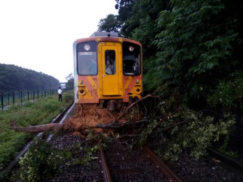 嘉義地區17日凌晨降驟雨,阿里山森林鐵路管理處宣布阿里山森鐵本線各級列車,17日全面停駛。竹崎站至樟腦寮站間(木屐寮站附近,19公里350公尺)上邊坡土石、樹木滑落約4立方米,阻斷鐵路運輸。 嘉義地區17日凌晨降驟雨,阿里山森林鐵路管理處宣布阿里山森鐵本線各級列車,17日全面停駛。竹崎站至樟腦寮站間(木屐寮站附近,19公里350公尺)上邊坡土石、樹木滑落約4立方米,阻斷鐵路運輸。