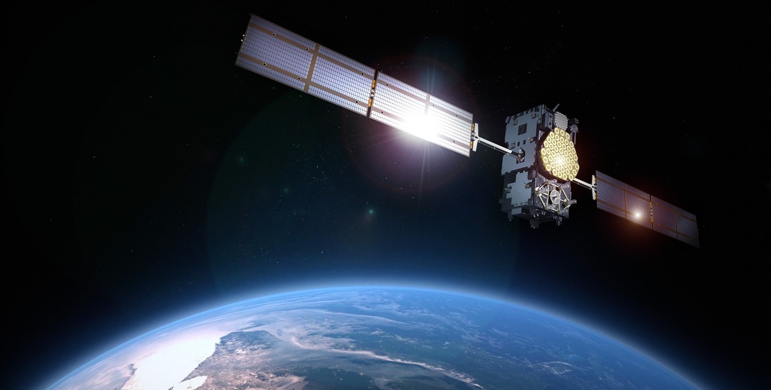 根據美國空軍近期發布的預算表,本次透過太空公司SpaceX發射衛星的成本,遠低於過去他們與聯合發射聯盟(United Launch Alliance,簡稱ULA)合作的花費,而這其中的差距總共整整3000萬美元!對此,SpaceX的總裁,也是前川普顧問團的伊隆‧馬斯克(Elon Musk)不但開心地在推特發文,更貼出SpaceX總部的衛星火箭發射整備工程! 根據美國空軍近期發布的預算表,本次透過太空公司SpaceX發射衛星的成本,遠低於過去他們與聯合發射聯盟(United Launch Alliance,簡稱ULA)合作的花費,而這其中的差距總共整整3000萬美元!對此,SpaceX的總裁,也是前川普顧問團的伊隆‧馬斯克(Elon Musk)不但開心地在推特發文,更貼出SpaceX總部的衛星火箭發射整備工程!