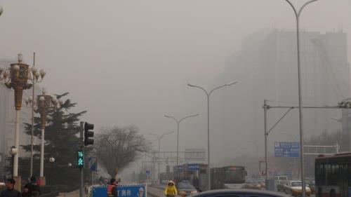 2013年1月北京霧霾天,整個城市如陷五里迷霧。 2013年1月北京霧霾天,整個城市如陷五里迷霧。