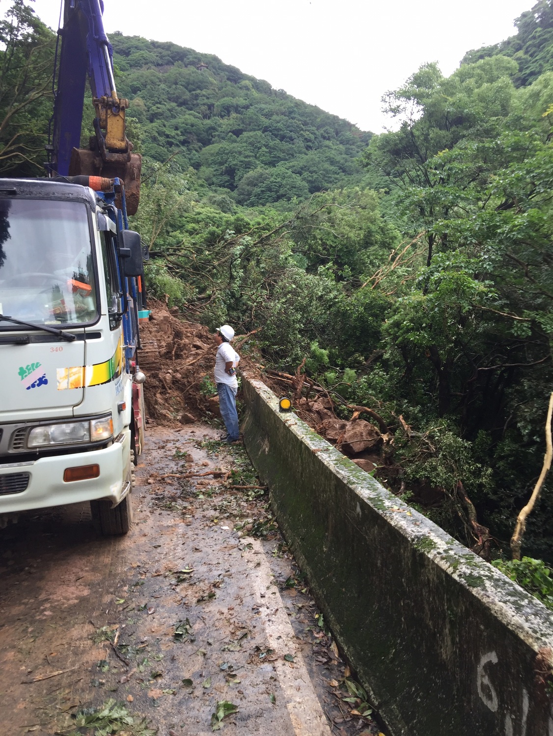 新北市淡水區陽明山範圍的巴拉卡公路台北往淡水6公里處發生土石鬆動坍方,目前道路已全線封閉。 圖:翻攝新北市府網站 新北市淡水區陽明山範圍的巴拉卡公路台北往淡水6公里處發生土石鬆動坍方,目前道路已全線封閉。 圖:翻攝新北市府網站
