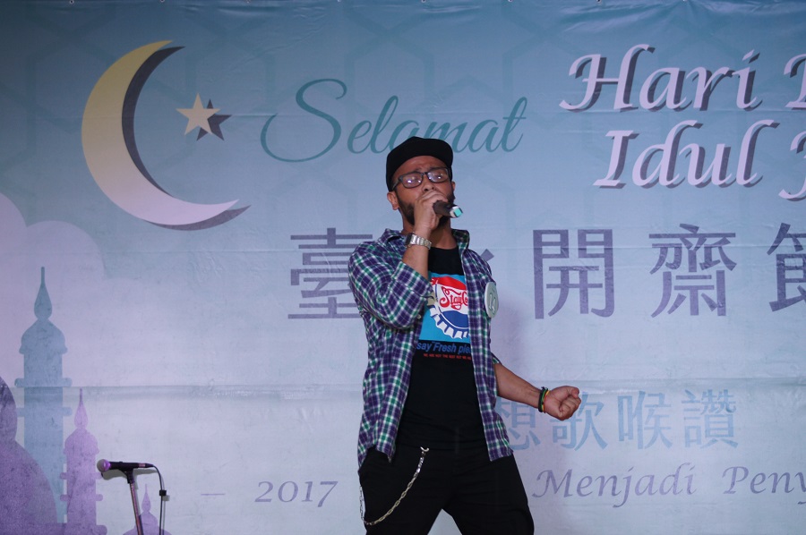 2017臺北開齋節前導活動「夢想歌喉讚」,熱愛唱歌的Lalu_Muhammad_Taufan_Iskandar以印尼抒情搖滾歌曲獲得比賽優勝,將於6月25日在臺北車站旁的行旅廣場歡慶開齋節,登台再唱好聲音。 圖:台北市政府提供 2017臺北開齋節前導活動「夢想歌喉讚」,熱愛唱歌的Lalu_Muhammad_Taufan_Iskandar以印尼抒情搖滾歌曲獲得比賽優勝,將於6月25日在臺北車站旁的行旅廣場歡慶開齋節,登台再唱好聲音。 圖:台北市政府提供