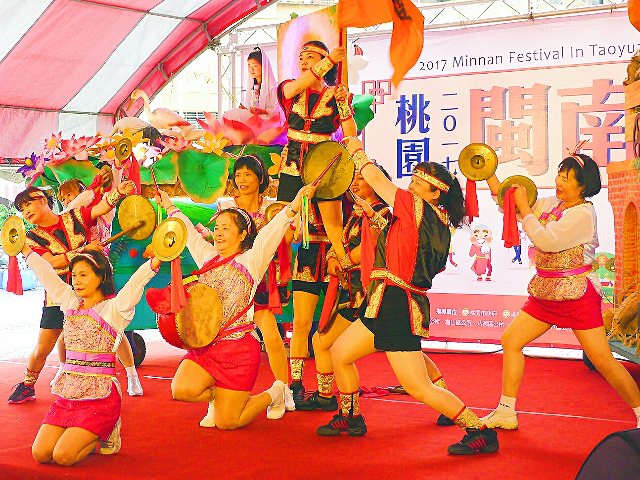 藝閣是一項難得的傳統表演藝術,由真人扮演歷史神話人物,搭配上精緻亭臺更是台味十足。 藝閣是一項難得的傳統表演藝術,由真人扮演歷史神話人物,搭配上精緻亭臺更是台味十足。