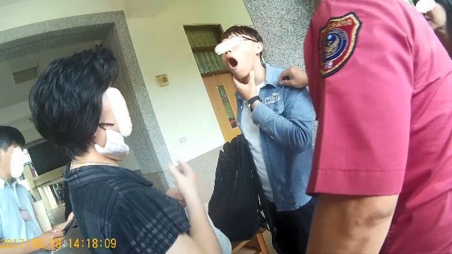 嘉義市一名參加國家考試的考生因壓力太大,考卷寫到一半,突然「落下頦」,送醫急救,沒有大礙。 嘉義市一名參加國家考試的考生因壓力太大,考卷寫到一半,突然「落下頦」,送醫急救,沒有大礙。