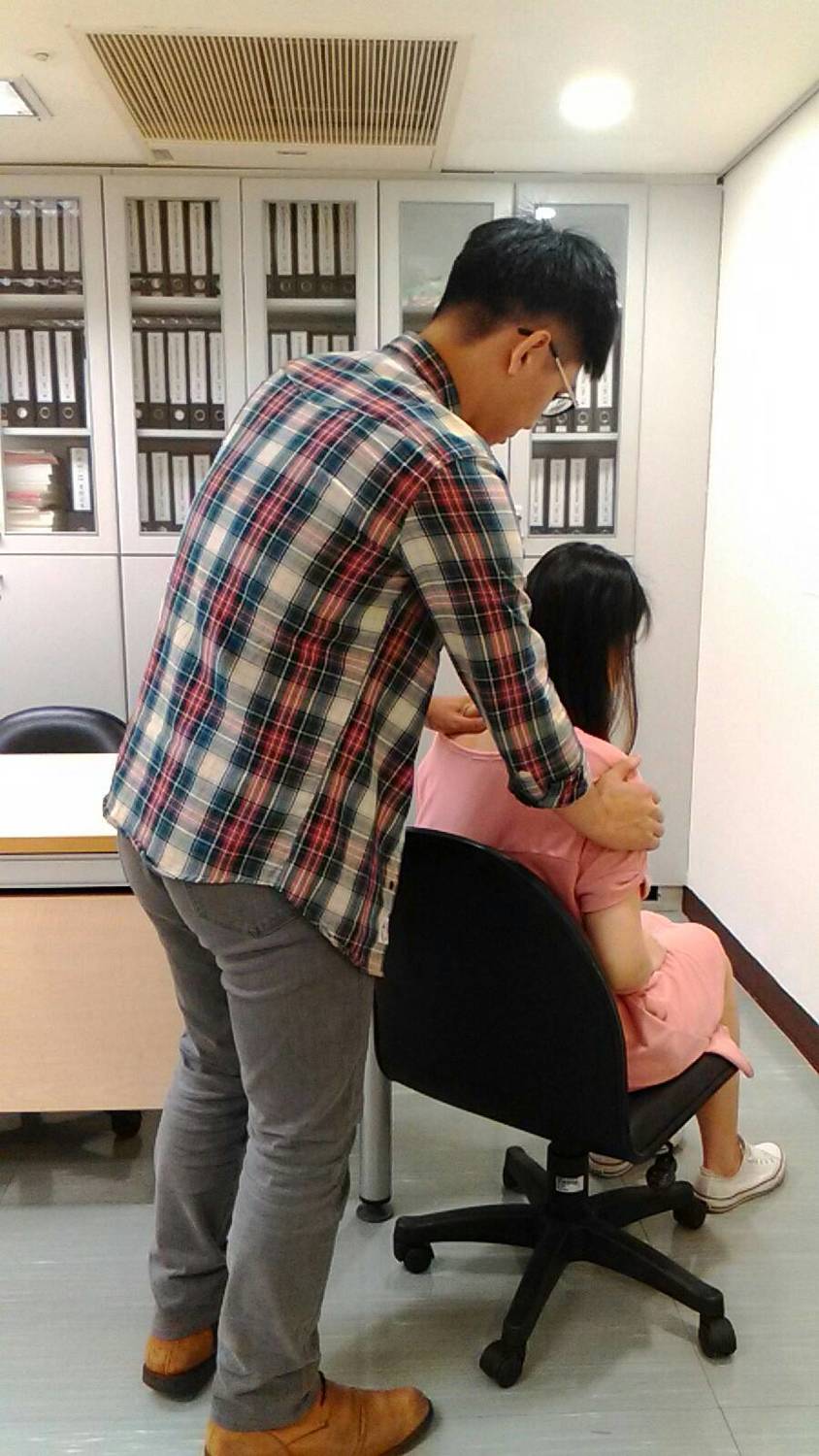 勞工局呼籲,同事之間互動盡量不要有肢體接觸,避免身體受到侵犯。(性騷擾示意圖) 勞工局呼籲,同事之間互動盡量不要有肢體接觸,避免身體受到侵犯。(性騷擾示意圖)