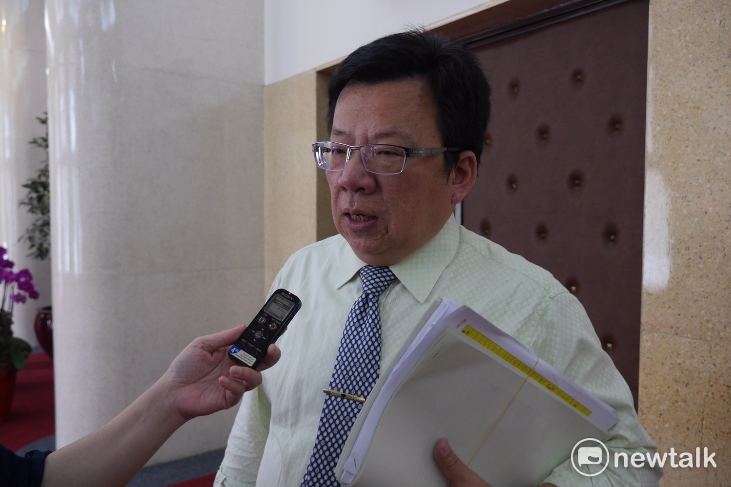 針對年改教職退撫條例協商,民進黨團書記者長李俊俋19日表示,教職人員的協商今天大致還算順利,爭議點仍在中小學教師退休的起支年齡。 針對年改教職退撫條例協商,民進黨團書記者長李俊俋19日表示,教職人員的協商今天大致還算順利,爭議點仍在中小學教師退休的起支年齡。